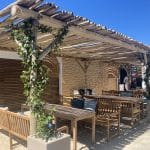 ESPACE RESTAURATION AVEC PERGOLA EUCALYPTUS 1