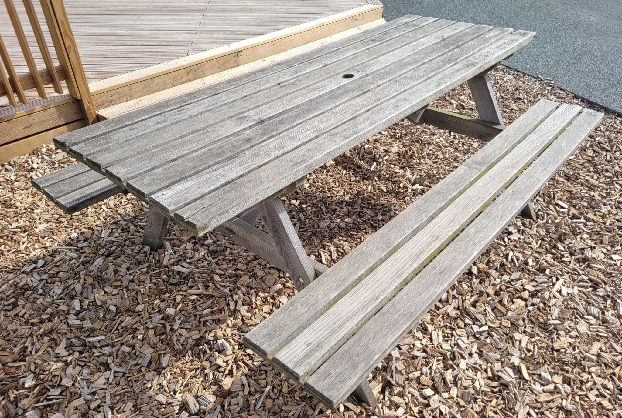 DREAMADE Table De Pique-Nique Enfant 145x145x69CM En Bois Avec 3 Bancs Et Trou Parasol - Idéal Jardin Et Cour
